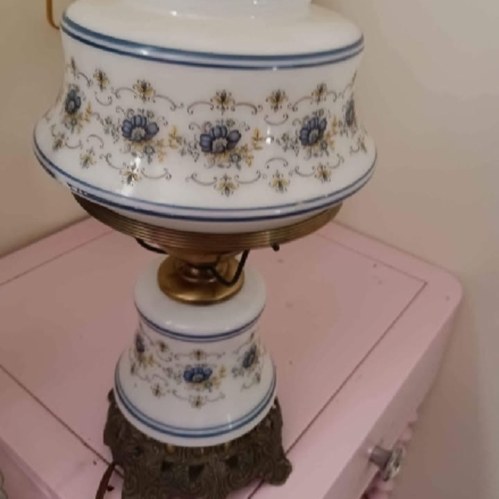 Vintage Floral Table Lamp - White and Blue